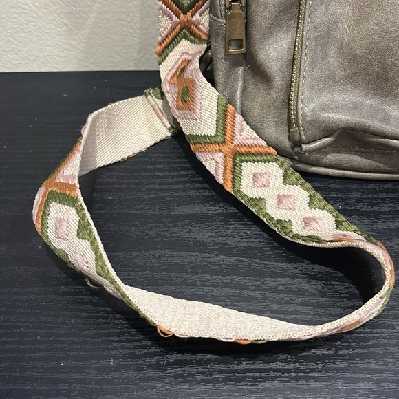 Stylish Gray Women's Bag with Patterned Strap - Picture 2 of 5